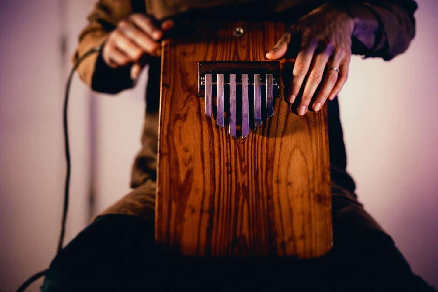 Cajon percussion acoustique jouer : guide et techniques