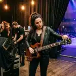 Guitariste répétant en backstage avant spectacle musical